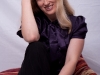 Regine auf mehreren Kissen