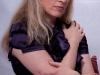 Regine auf mehreren Kissen