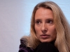 Regine auf mehreren Kissen